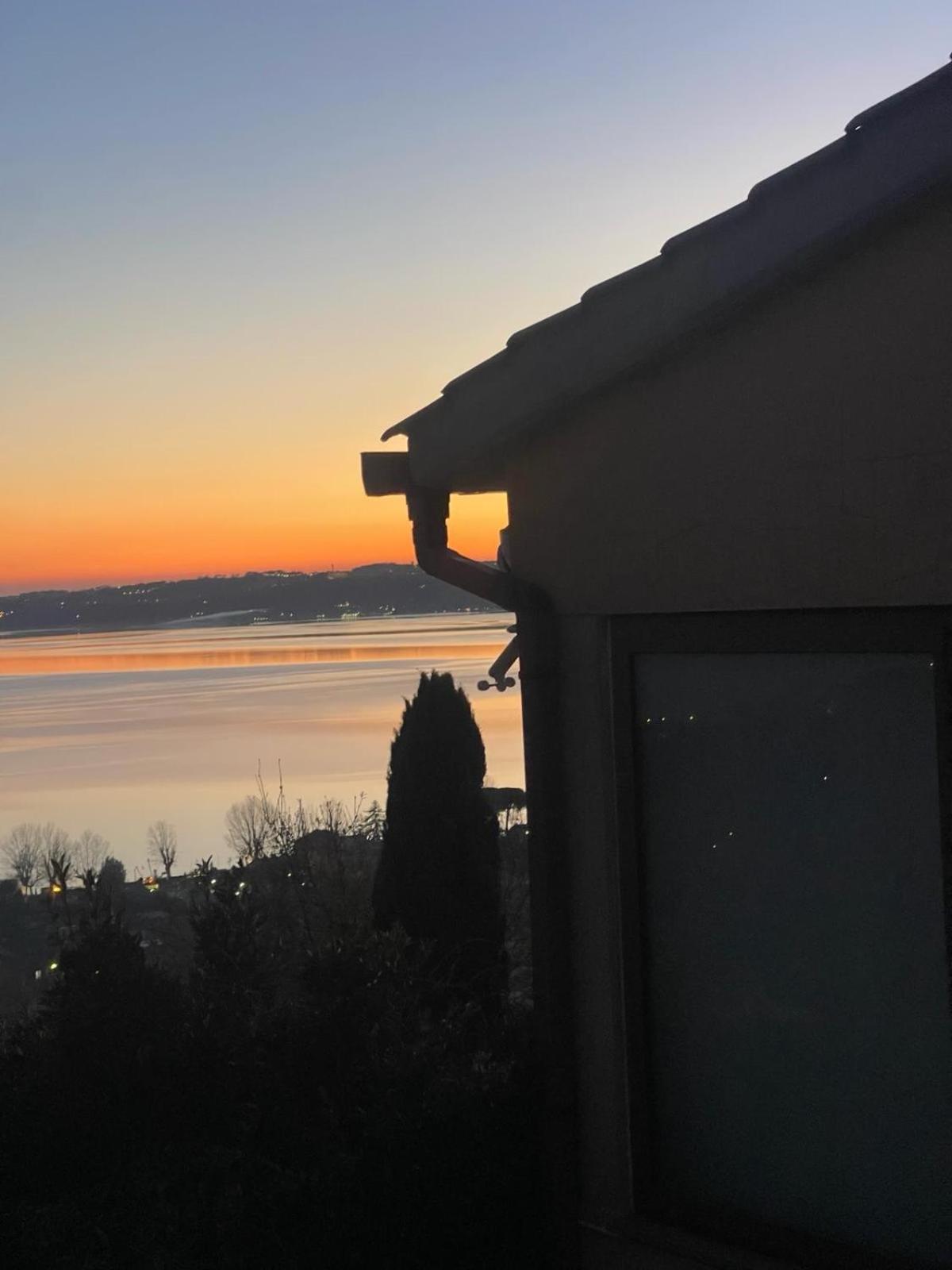 Sguardo Sul Lago เตรวินญาโน โรมาโน ภายนอก รูปภาพ